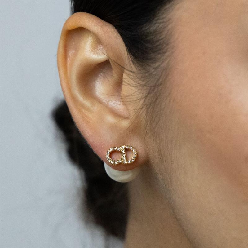 أقراط C&D بشعار مرصع بالأحجار مع لؤلؤ خلفي تثبيتي