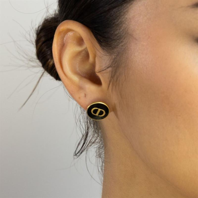 أقراط C&D بشعار محفور على شكل دائري باللون الأسود