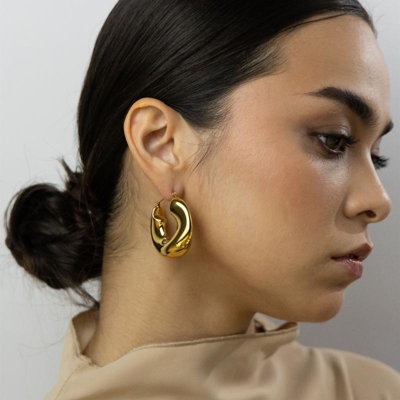 أقراط حلقية سميكة مموجة باللون الذهبي