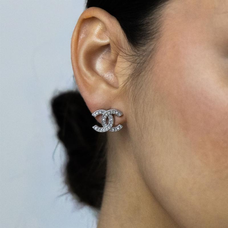 أقراط CHAN بشعار مرصع بالكامل بالأحجار مع نقاط صغيرة