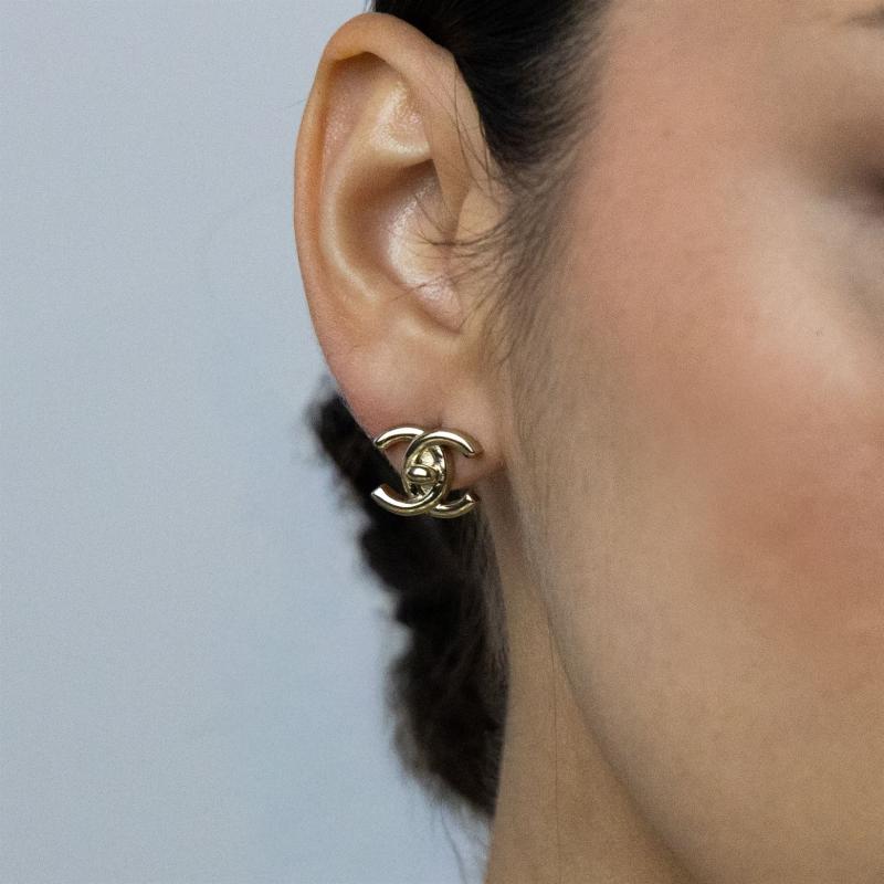 أقراط CHAN بشعار مع مسمار تثبيت