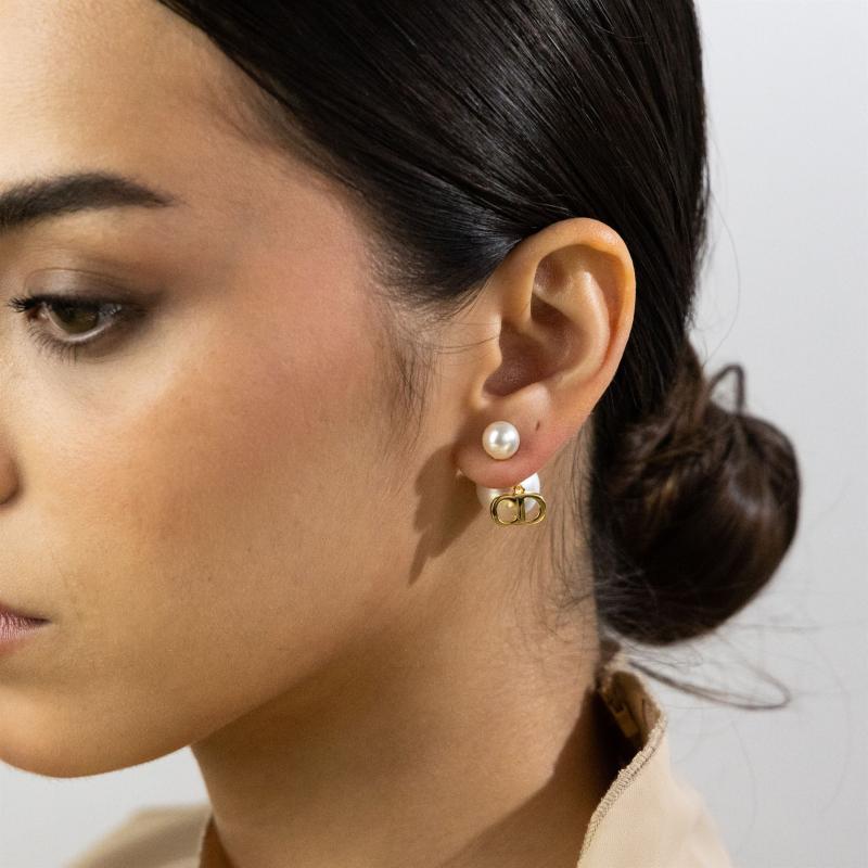 أقراط C&D كبيرة بشعار على شكل نجمة