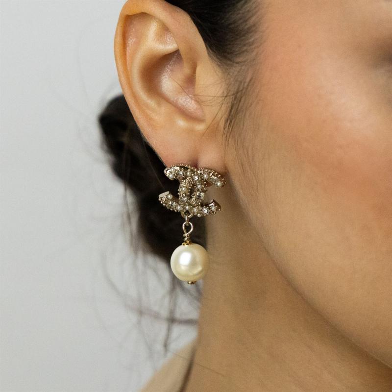 أقراط CHAN بشعار مرصع بأحجار بأشكال متنوعة مع لؤلؤ