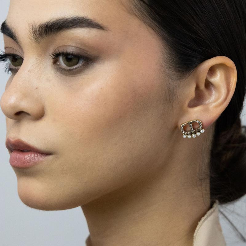 أقراط C&D بشعار مرصع بالكامل بالأحجار مع 5 لآلئ