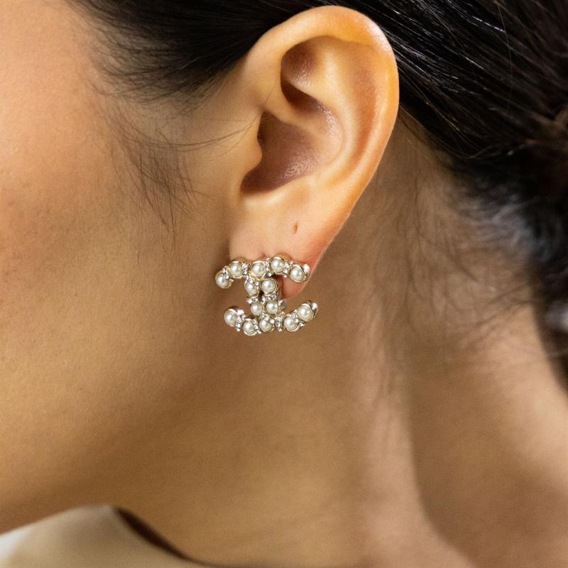 أقراط CHAN بشعار لؤلؤي مع حجر على شكل خاتم