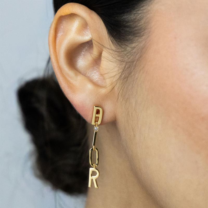 أقراط C&D بحروف الشعار متدلية