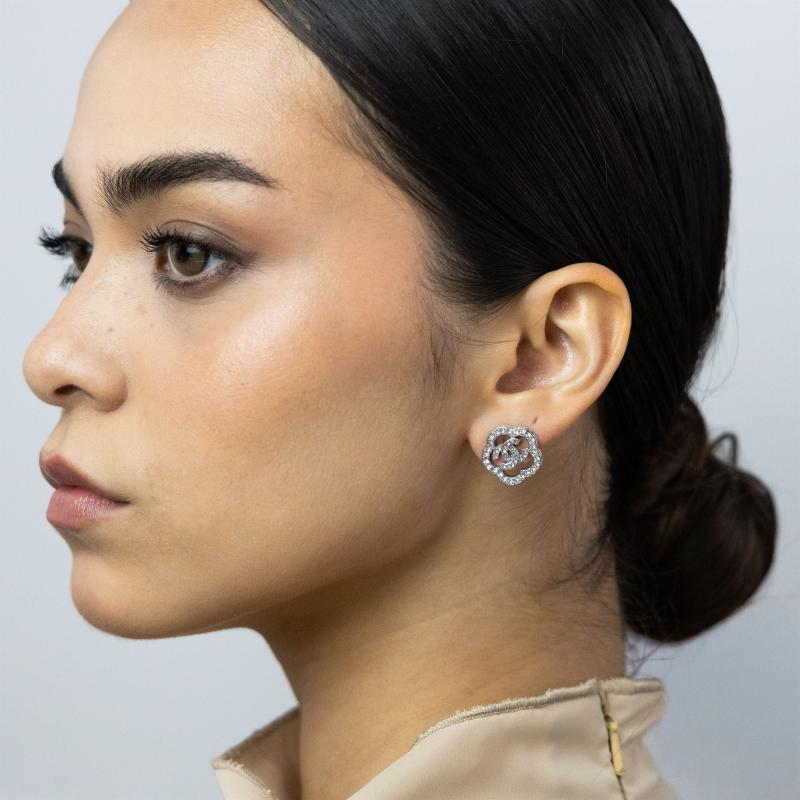 أقراط CHAN بشعار مرصع بالكامل بالأحجار بتصميم زهري