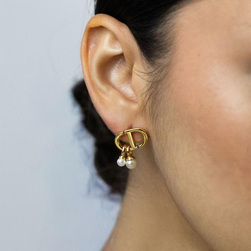 أقراط C&D بشعار مع لؤلؤتين صغيرتين