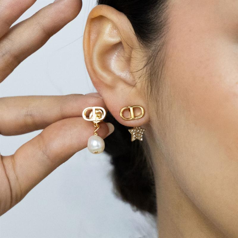 أقراط C&D بشعار مع نجمة مرصعة ولؤلؤ