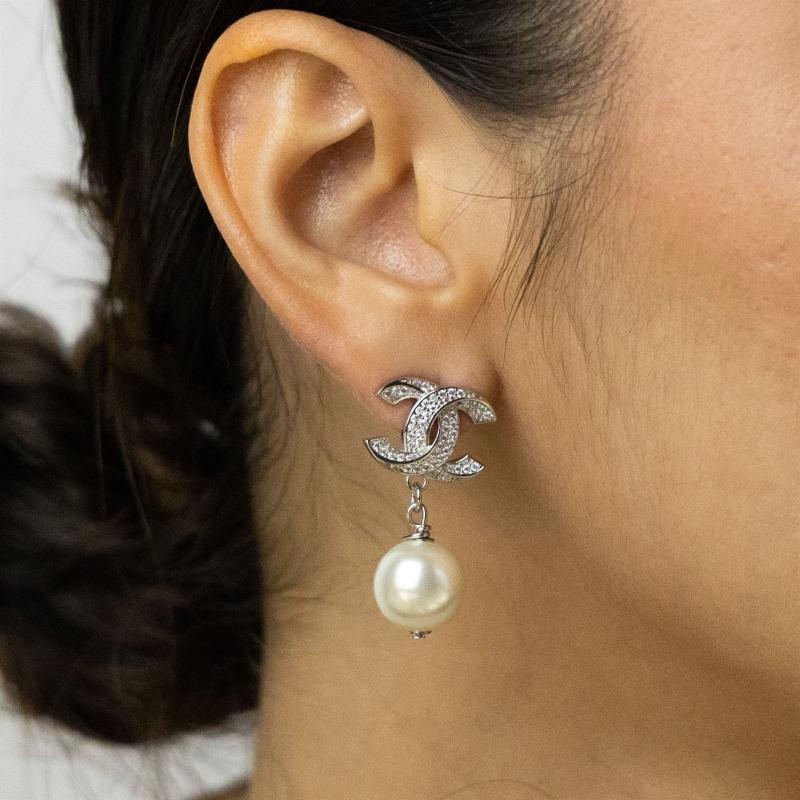 أقراط CHAN بشعار ملتف مع حجر ولؤلؤ