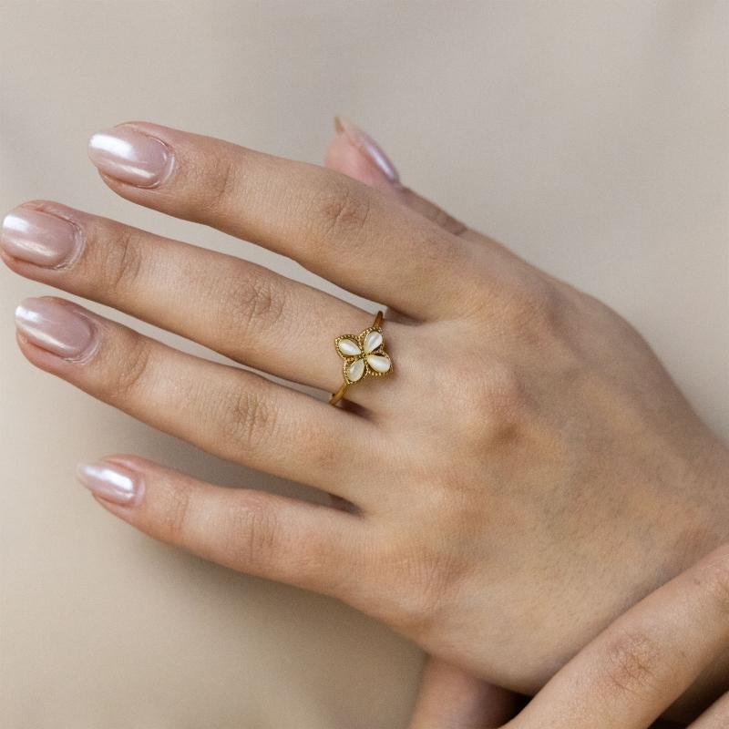 خاتم بتلات ذهبية بأربع حبات لؤلؤ (مقاس حر)