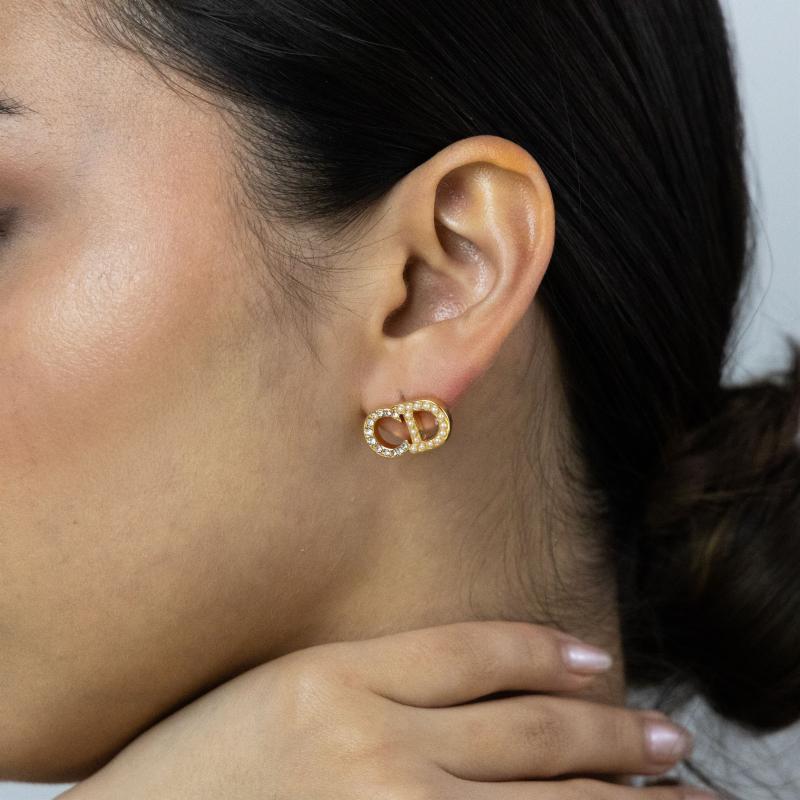 أقراط C&D بشعار مع لؤلؤ وحجر متناوبين