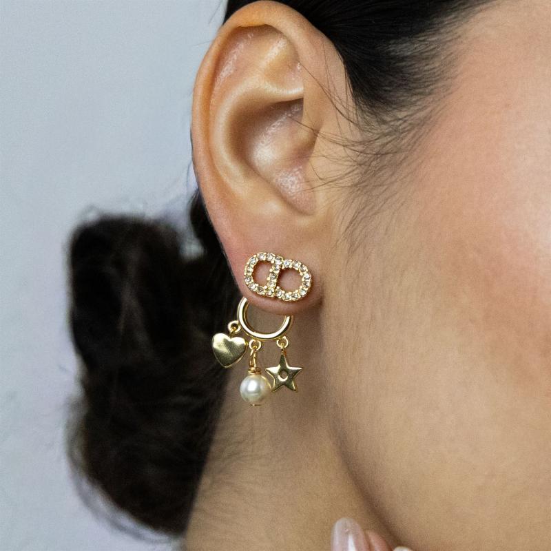 أقراط C&D بشعار مرصع بالكامل بأحجار بأشكال مختلفة