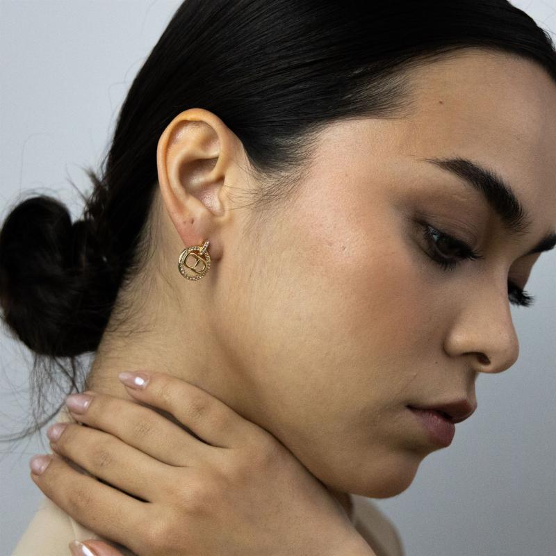 أقراط C&D بشعار مع دائرة مرصعة بالكامل بالأحجار