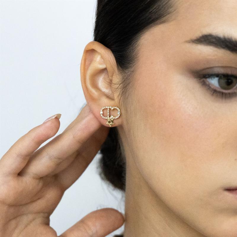 أقراط C&D مرصعة بالكامل بالأحجار مع نجمة