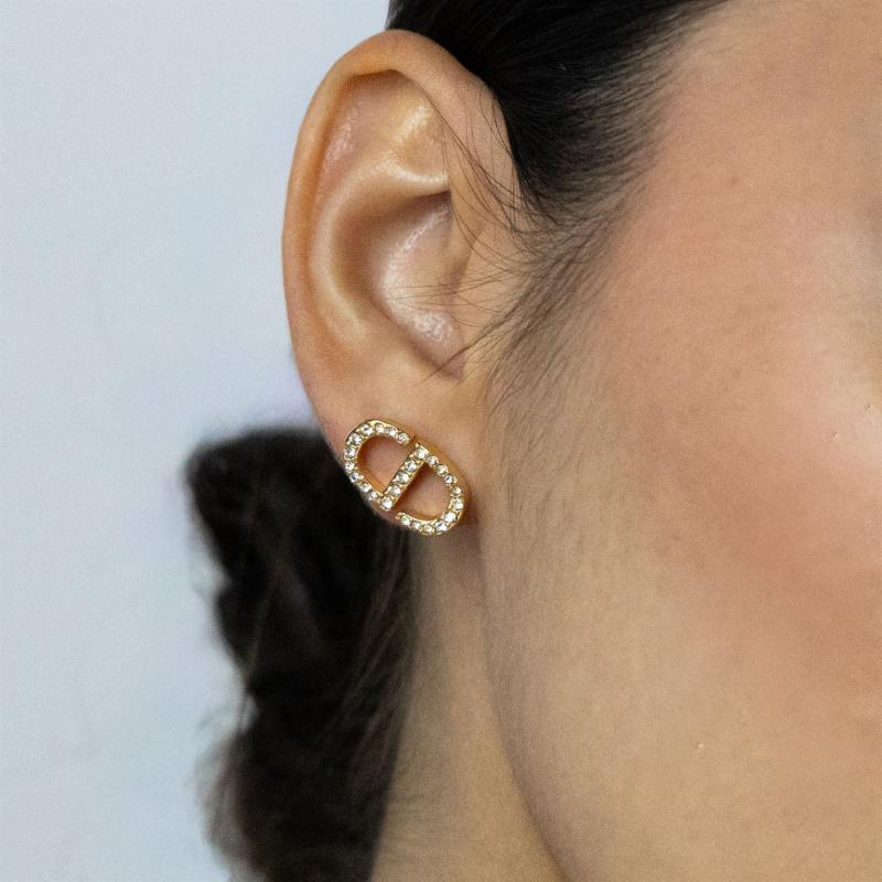 أقراط C&D صغيرة بشعار نصي مرصع بالكامل بالأحجار