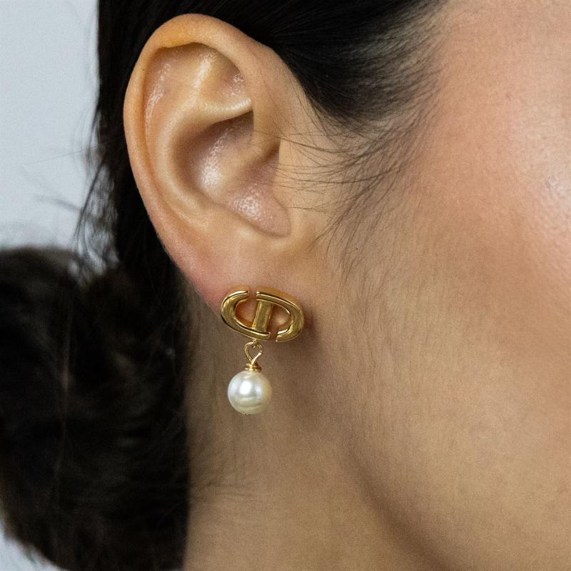 أقراط C&D بشعار مع لؤلؤ متدلٍ