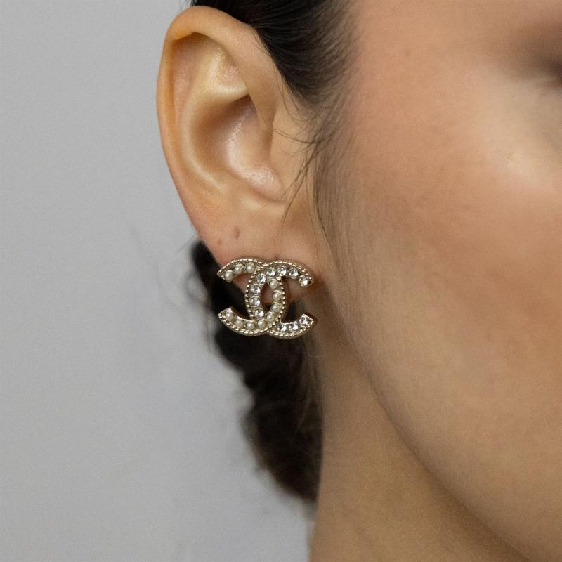 أقراط CHAN بشعار مع لؤلؤ وحجر متناوبين