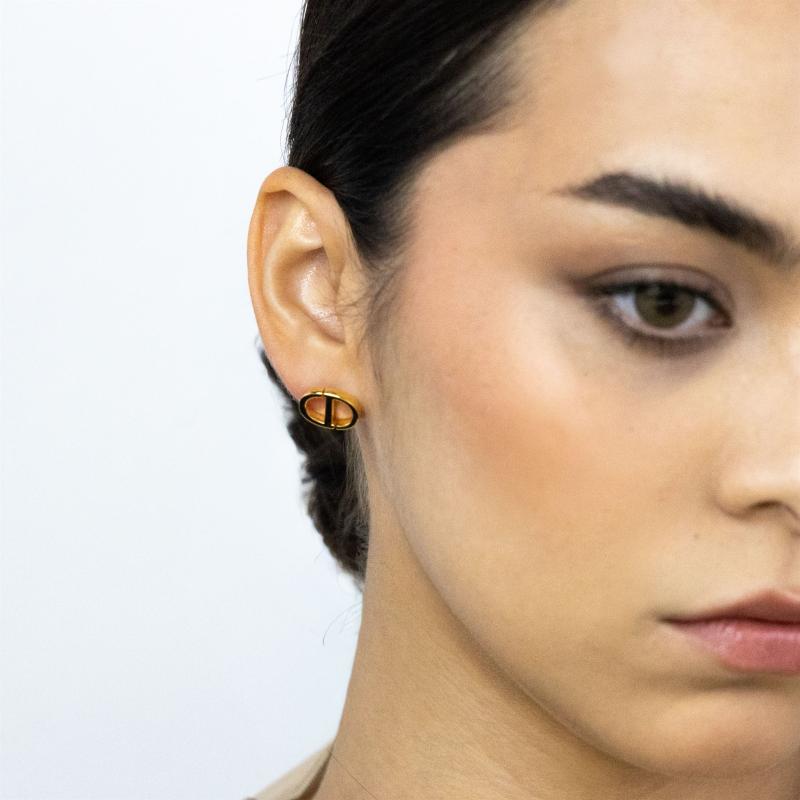 أقراط C&D صغيرة بالشعار