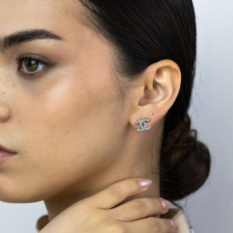 أقراط CHAN بشعار صغير مرصع بالكامل بالأحجار مع نقاط صغيرة