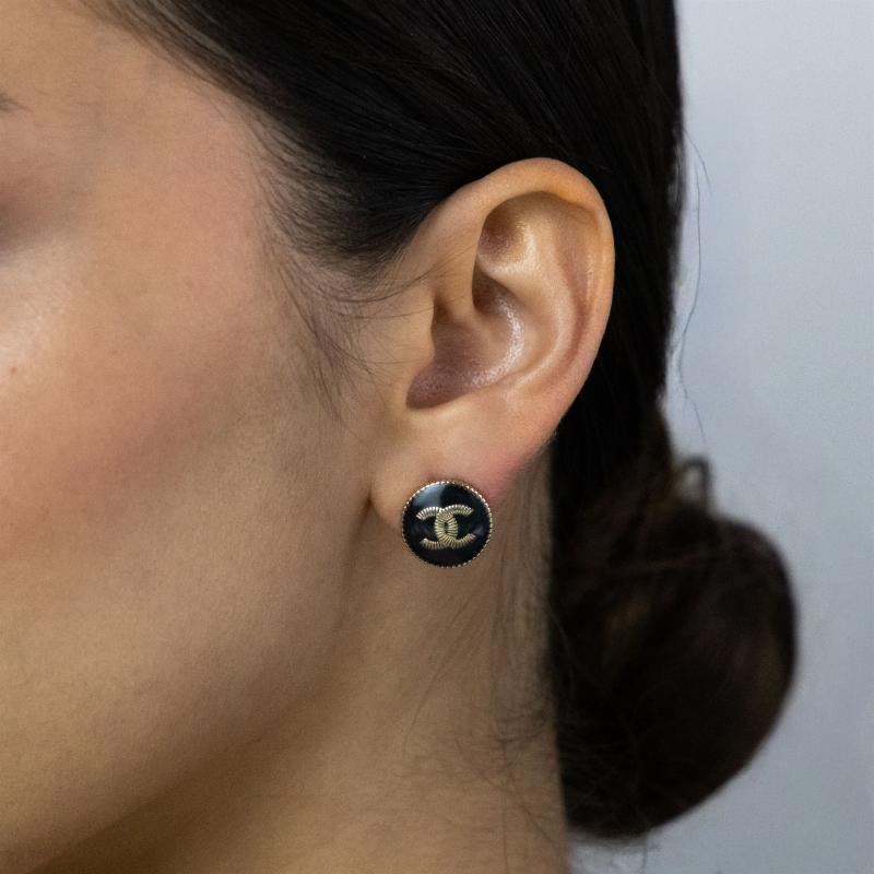 أقراط CHAN بشعار محفور على شكل دائري باللون الأسود