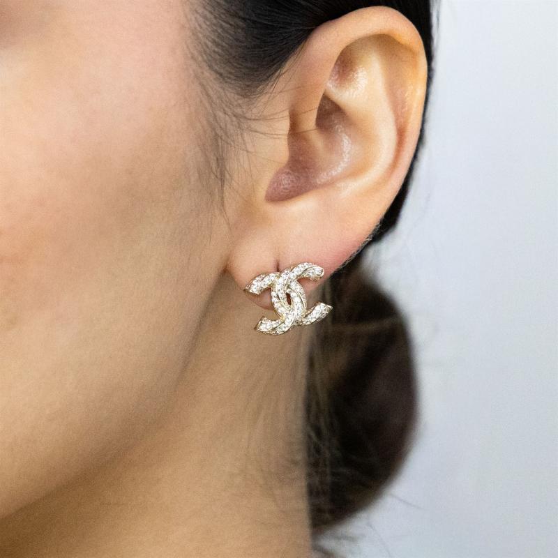 أقراط CHAN بشعار بتصميم حبل ملتف