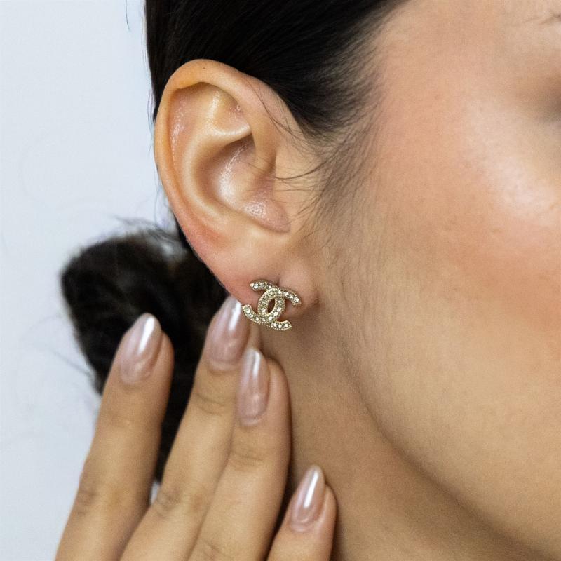 أقراط CHAN بشعار مرصع بالأحجار