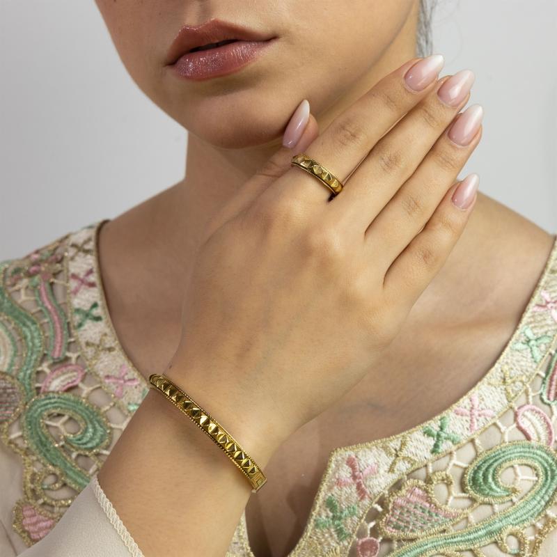 مجموعة سوارين بتصميم هرمي