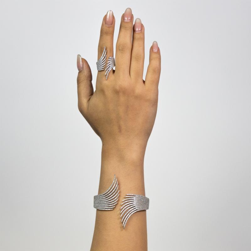 طقم أساور (بنجل) مرصعة بالكامل بالأحجار بتصميم بارز على شكل كف اليد