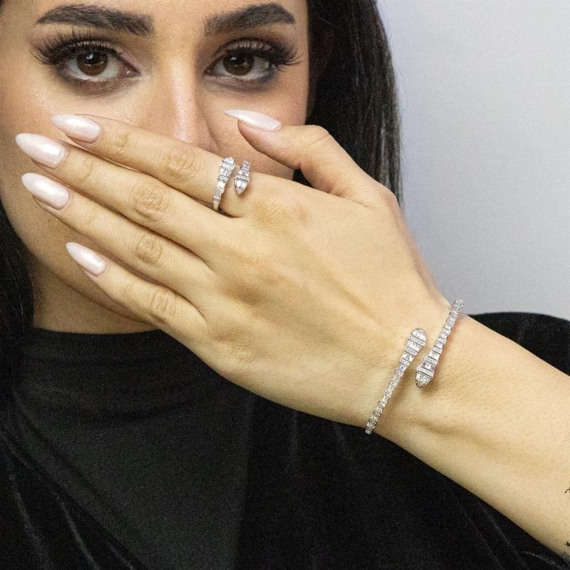 طقم أساور بتصميم خطي بقطع منشوري