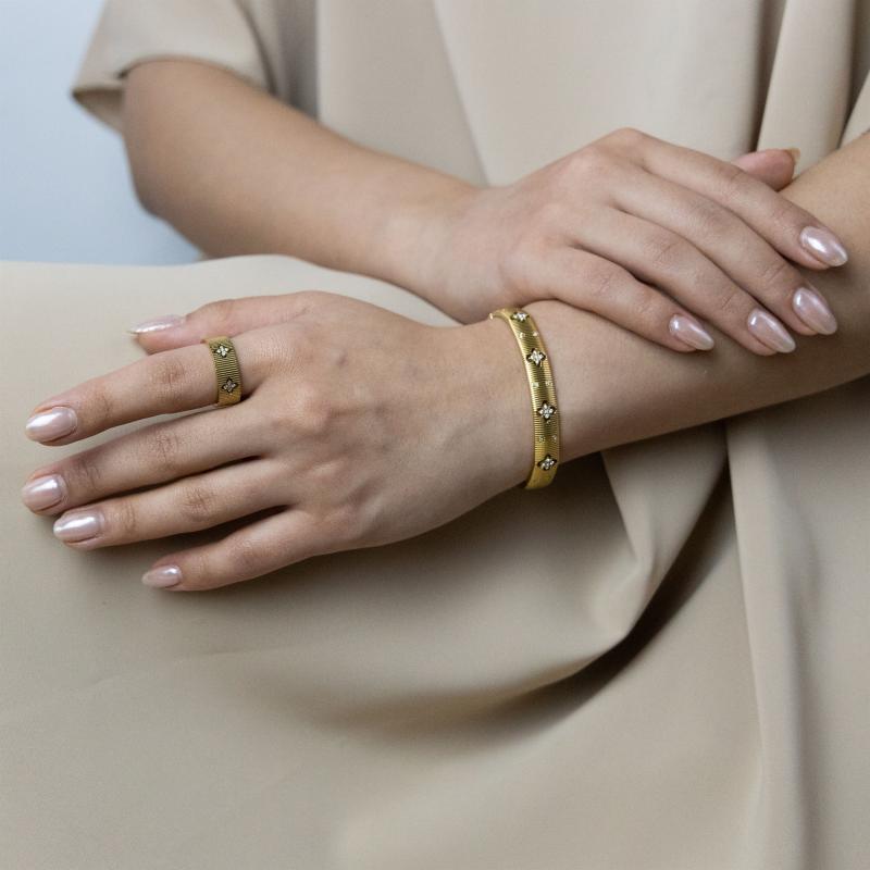 مجموعة أساور بأربع زهور مضلعة ومرصعة بالأحجار