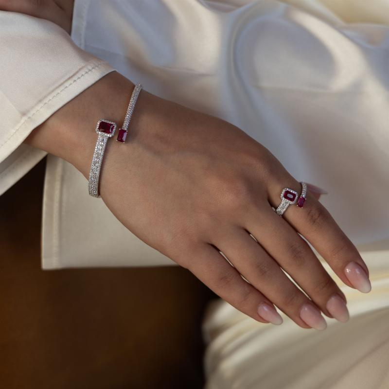 طقم أساور  مرصعة بكريستال مع أحجار مربعة مقطوعة ومتصلة