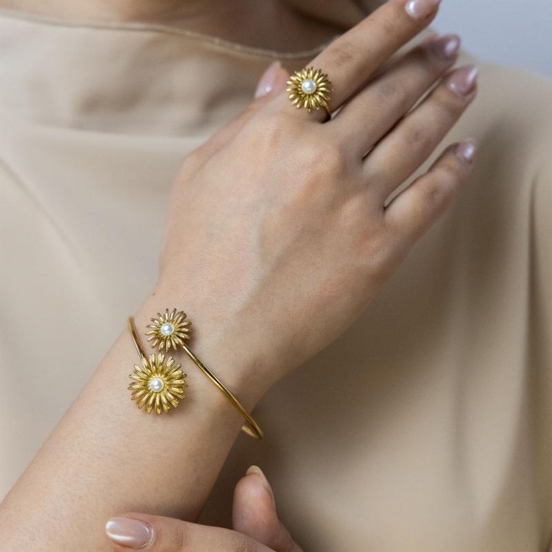 مجموعة أساور دوّار الشمس بمركز من اللؤلؤ