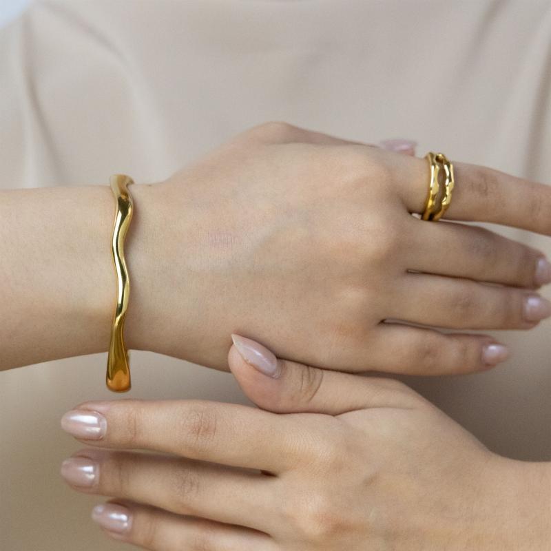 مجموعة أساور بحزام ذهبي متموج وخاتمين متموجين مزدوجين