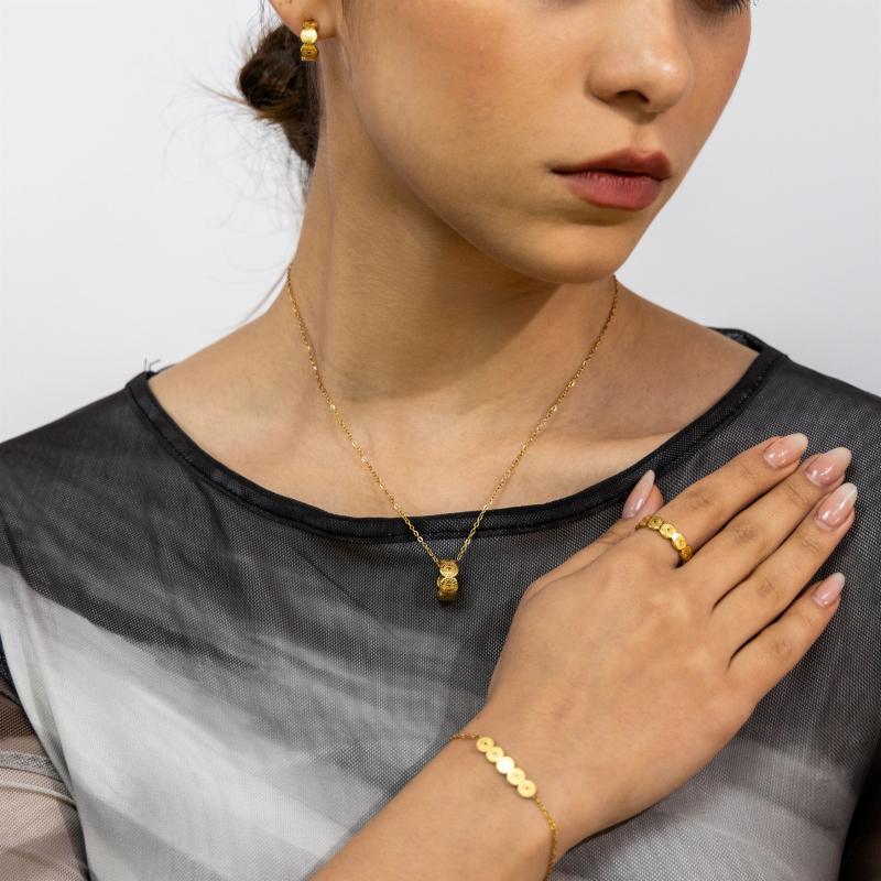 قلادة بحلية خاتم بنقوش دائرية