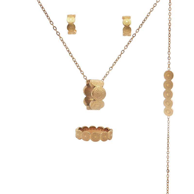 قلادة بحلية خاتم بنقوش دائرية