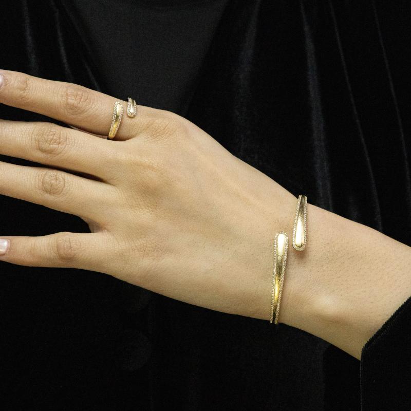 طقم أساور بتصميم انسيابي مطلي بالذهب