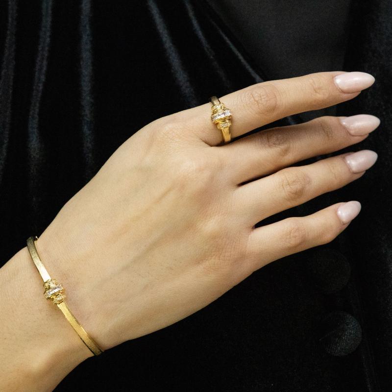 طقم أساور مع خط مركزي مرصع بأحجار بافيه