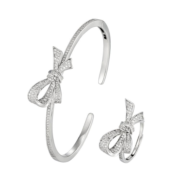 طقم أساور مفتوح بتصميم عقدة فيونكة مرصع بالكامل بالأحجار