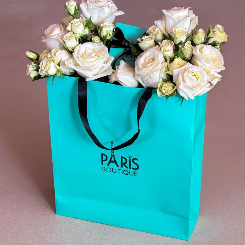 باقة زهور في حقيبة باريس 