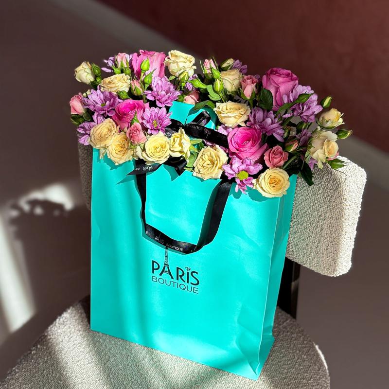 باقة زهور في حقيبة باريس 