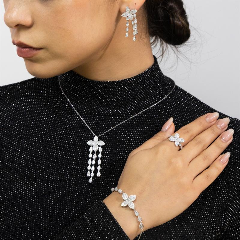 طقم فضة أصلية - زهور فاخرة مع دمعة ماسية متدلّية