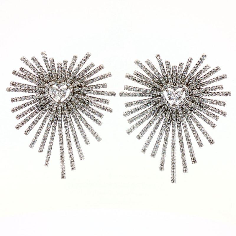 أقراط بتصميم قلب مع تأثير انفجار شمسي مرصع بالأحجار