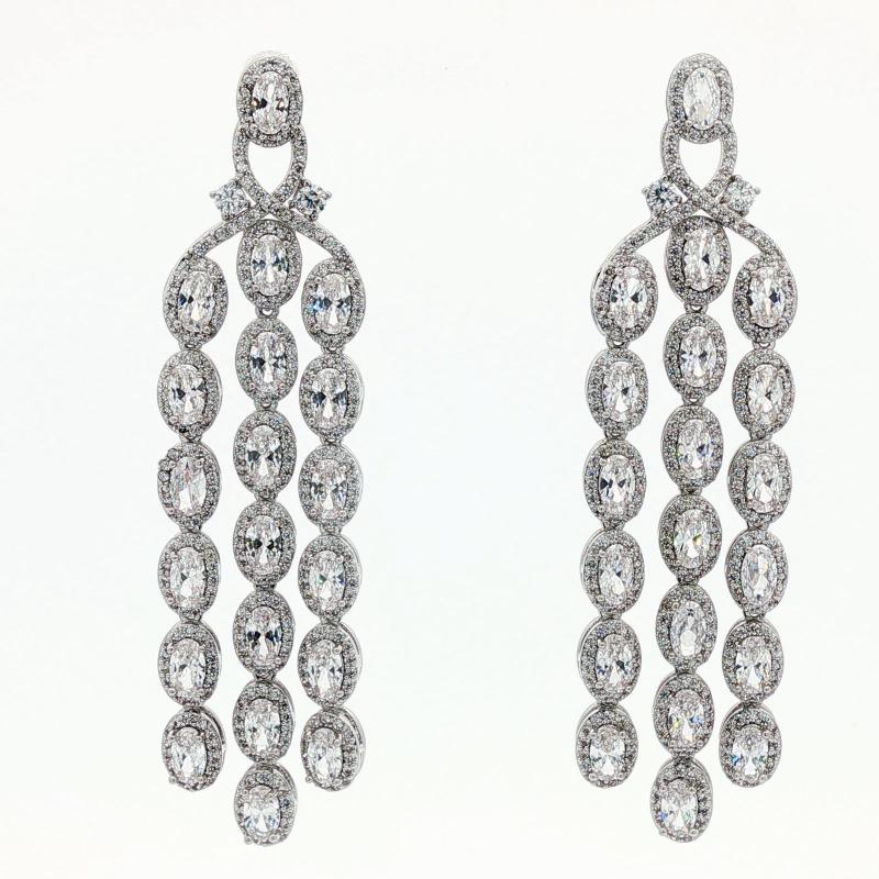 أقراط بحجر بيضاوي مقطوع مع خطوط متقاطعة مرصعة بالأحجار