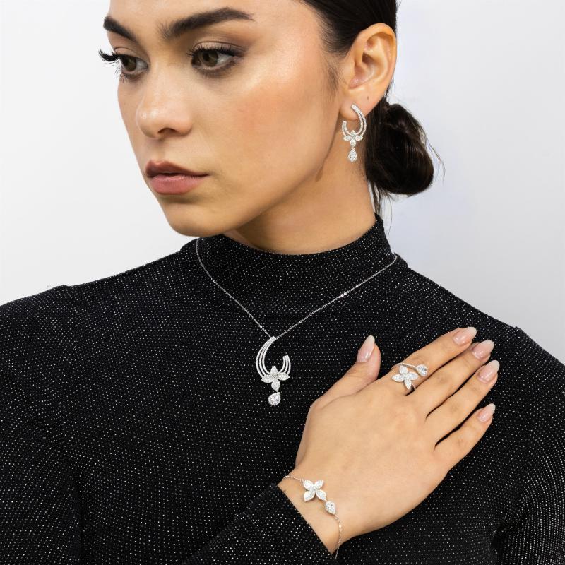 طقم فضة أصلية - زهرة فاخرة مع دمعة ماسية متدلّية