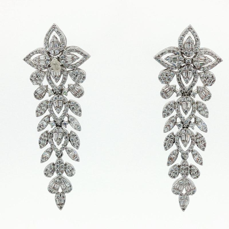 أقراط بتصميم زهرة مع حزم من قطرات دمعة على شكل رماح مرصعة بالكامل بالأحجار