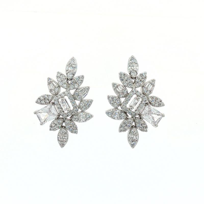 أقراط بتصميم متعدد الأشكال مرصعة بالكامل بأحجار الراينستون