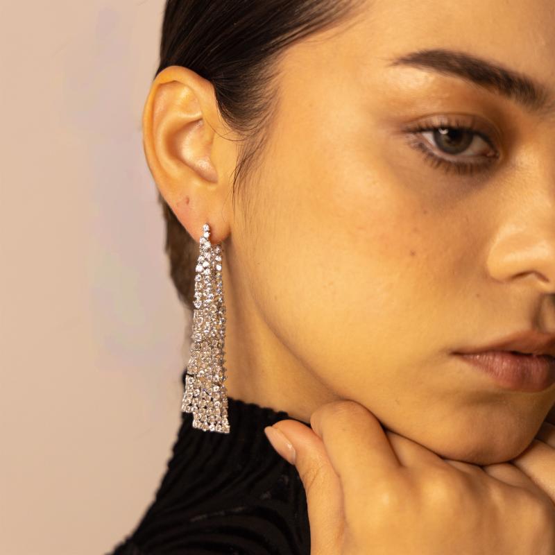 أقراط بتصميم قطرات ماسية مع تفاصيل ترتر طويلة متدلية