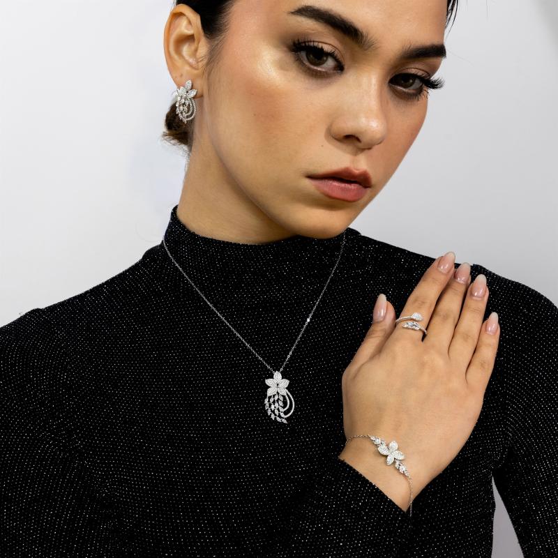 طقم فضة أصلية - زهور متلألئة مع أوراق متدلية بشكل أنيق