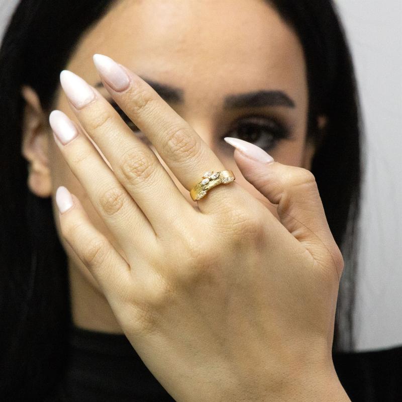 خاتم ذهبي بشريط مع أحجار ماركيز وأحجار صغيرة للزينة